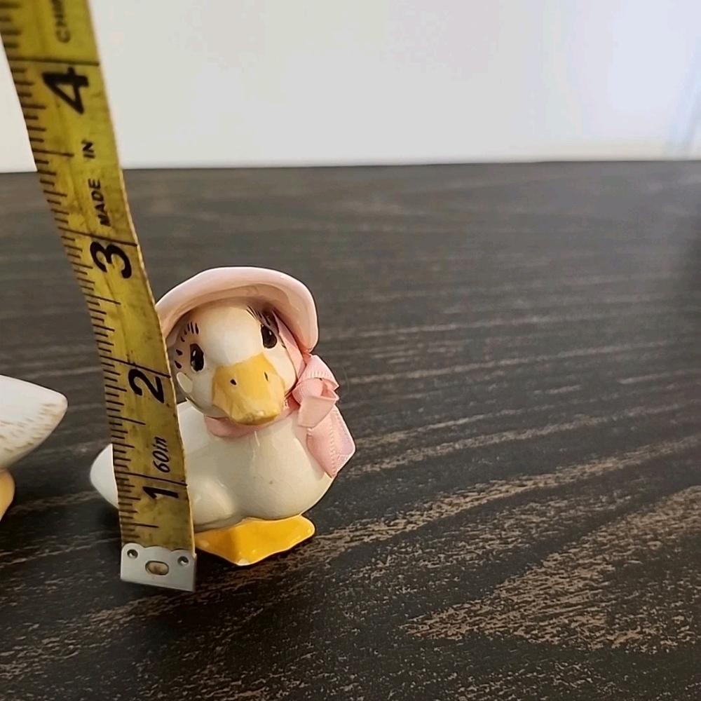 2 Vintage ceramic duck W Bonnet figurine - Picture 3 of 8